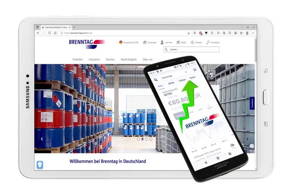 Hamburg, Almanya - 14 Kasım 2021: Brenntag AG Chemie mit Logo Tablet Akıllı Telefon Aktienmarkt beyaz arkaplan