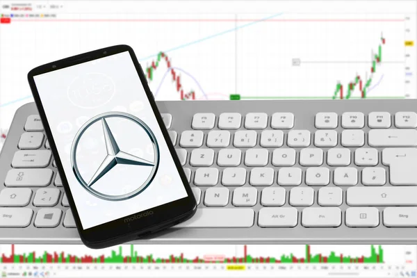 Hamburg, Almanya - 14 Kasım 2021: Mercedes Benz mit Logo Smartphone Tastatur Aktienmarkt Diyagram Hintergund