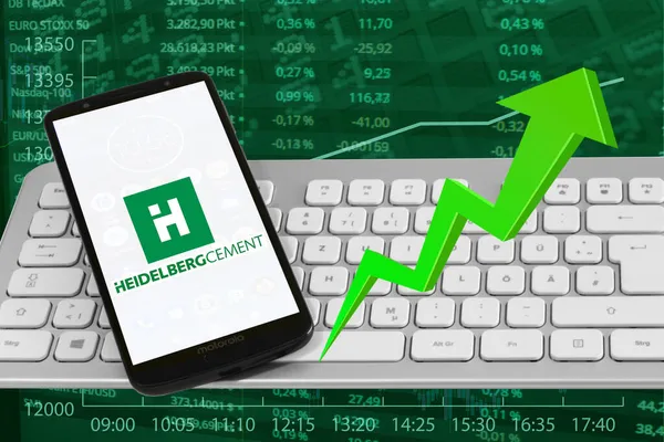 Hamburg, Almanya - 14 Kasım 2021: Heidelbergcement mir Logo Smartphone Tastatur Planı 