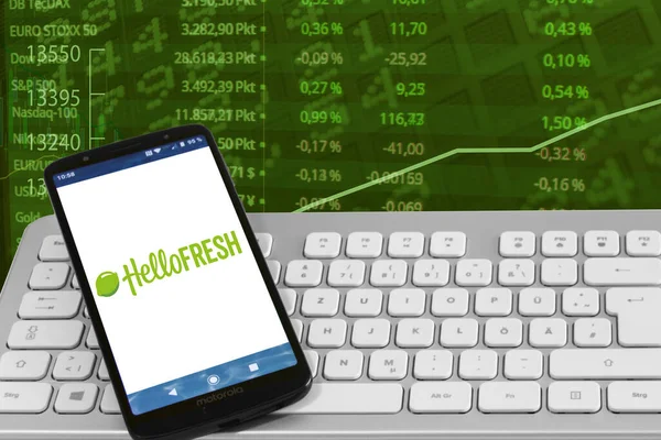Hamburg, Almanya - 19 Kasım 2021: Hellofresh Hello Fresh Logo ile Smartphone