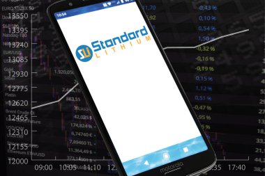 Hamburg, Almanya - 19 Kasım 2021: Standart Lityum Logosuna sahip akıllı telefon