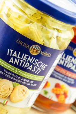 Hamburg, Almanya - 5 Kasım 2021: Cucina Nobile Italienische Antipasti und gegrillte Paprika, Artischockenherzen im Glas - Cucina Nobile Italian antipasti in in and ızgara biber, Enginar heart in a glass