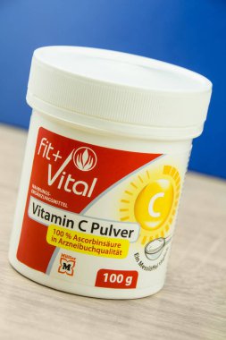 Hamburg, Almanya - 5 Kasım 2021 Fit und Vital Vitamin C Pulver Nahrungsergaenzung in der Dose - Fit and Vital Vitamin C Powder Supplement in a cans
