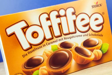 Hamburg, Almanya - 5 Kasım 2021: Storck Toffifee Haselnuss in Karamel auf Holz - Storck Toffifee fındık içinde karamel