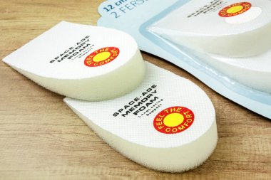 Ahşap arkaplanda Köpük Topuklu Hafıza Yastıkları