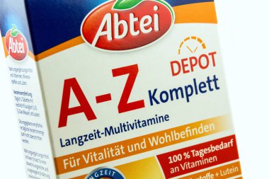 Hamburg, Almanya - 5 Kasım 2021: Abtei Vitamintabletten A-Z Depo Komplett auf weiss
