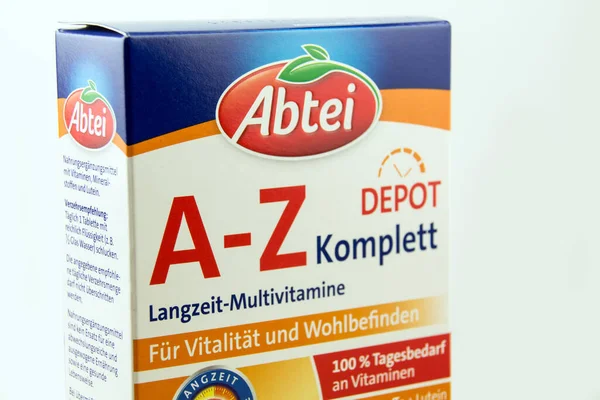 Hamburg, Almanya - 5 Kasım 2021: Abtei Vitamintabletten A-Z Depo Komplett auf weiss