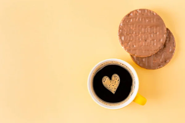 Copa Café Decorado Con Corazón Espuma Cerca Pasteles Arroz Cubiertos — Foto de Stock