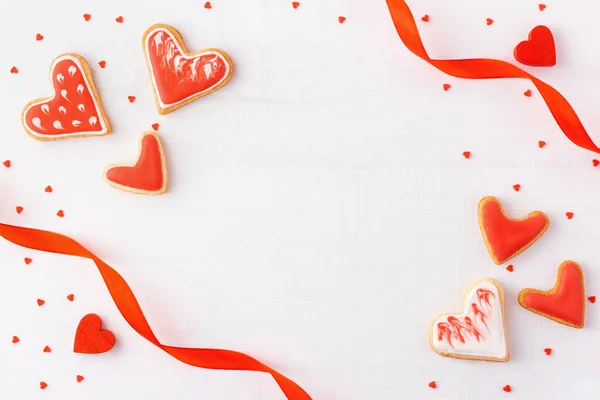 Marco San Valentín Con Fondo Blanco Cintas Rojas Galletas Forma — Foto de Stock