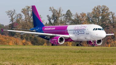 Lublin Havaalanı (Swidnik), Polonya - 2018.10.17: Aircraft Airbus A320-232 HA-LYZ Wizz Uluslararası Havayolları.