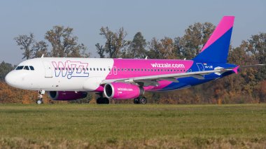 Lublin Havaalanı (Swidnik), Polonya - 2018.10.17: Aircraft Airbus A320-232 HA-LYZ Wizz Uluslararası Havayolları.