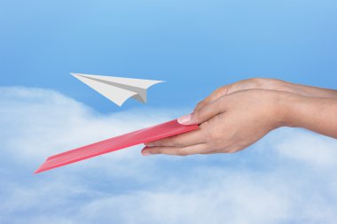 Kırmızı zarf simgesi, kağıt airpl kavramı, tutan eli