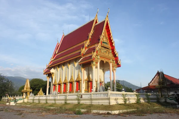 Temple thaïlandais avec ciel bleu — Photo