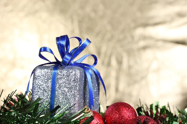 Vánoční dárková krabička & červený vánoční koule — Stock fotografie