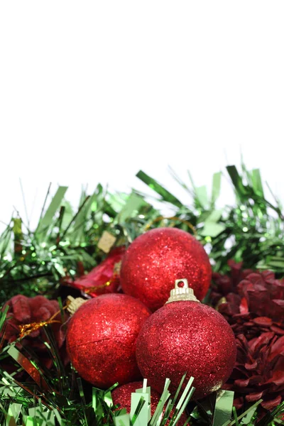 白い背景の上の赤いクリスマス ボールのクローズ アップ — ストック写真