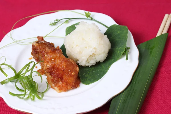 Pollo frito con arroz pegajoso — Foto de Stock