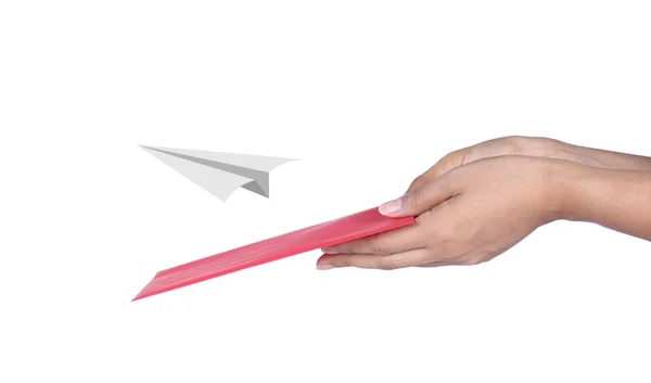 Mão segurando envelope vermelho com no Símbolo, conceito de airpl de papel — Fotografia de Stock