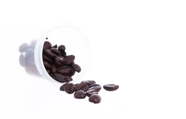 コーヒー豆は、白で隔離されます。ソフト フォーカス — ストック写真