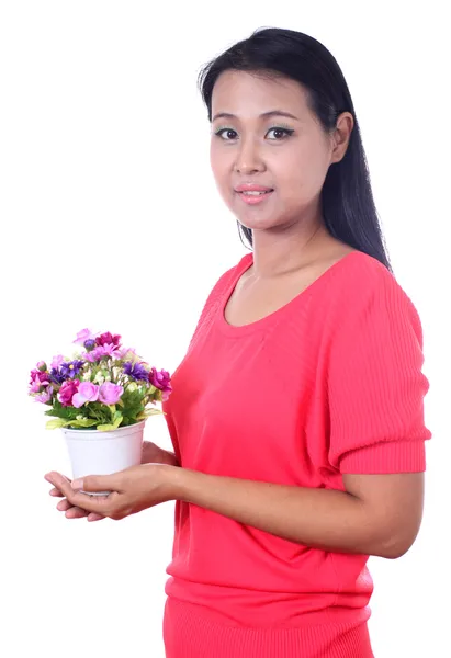 Mujer joven sosteniendo flor artificial, aislada sobre fondo blanco —  Fotos de Stock