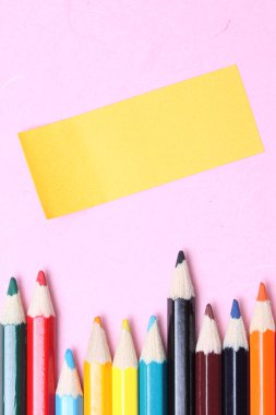 renkli kalemler ve kağıt