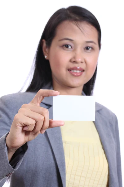 Mulher de negócios segurando um cartão de nome em branco, isolado em branco ba — Fotografia de Stock