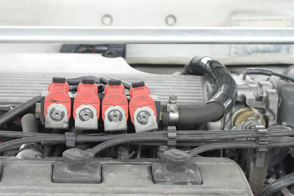 Инжектор сжиженного газа установлен в бензиновом двигателе — стоковое фото