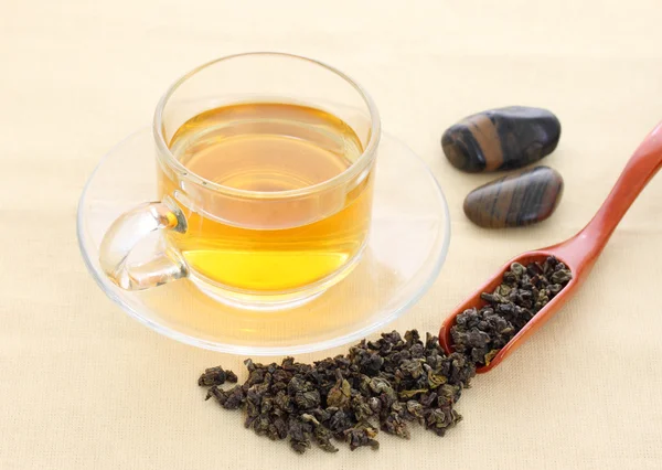 Copo com chá verde com folhas de chá secas — Fotografia de Stock
