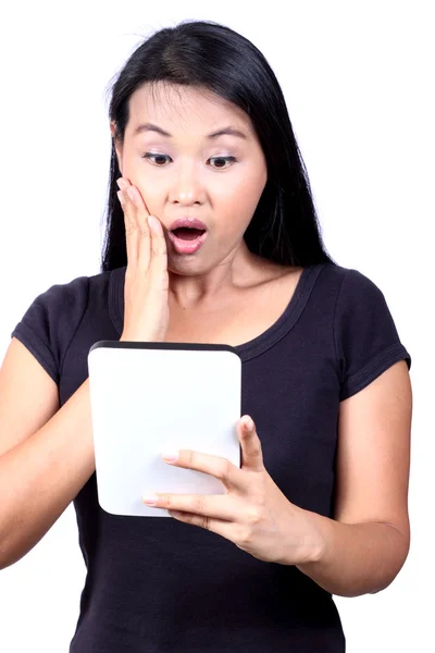 Schöne Frau aufgeregt Blick auf Touchpad PC, isoliert auf whi lizenzfreie Stockfotos