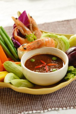 Tay chili sos mix karides hamur ve karışık sebze ile ve