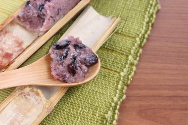 Bambu eklemlerinde kızartılmış glutinous pilavı.
