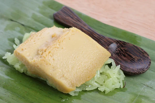 Thai dessert, Sticky rice with steamed custard. — Stock Photo, Image