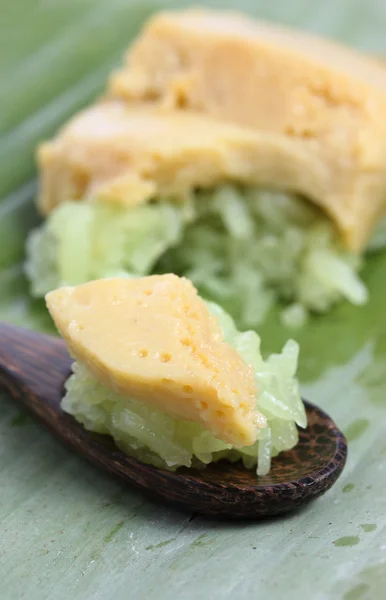Тайский десерт, липкий рис с заварным кремом. — стоковое фото