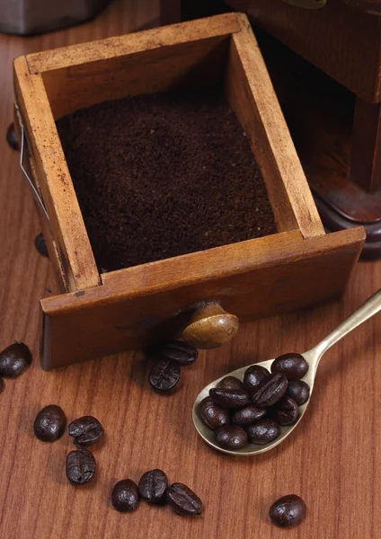 焼かれたコーヒー豆と挽いたコーヒーを木製のスプーンで — ストック写真