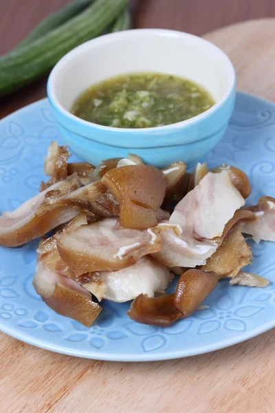 Orejas de cerdo fritas con salsa de pescado picante . — Foto de Stock