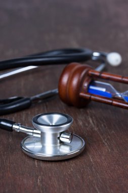 Tıp kavramı, stetoskop ile kum saati