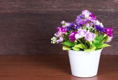 ahşap arka plan üzerinde renkli yapay çiçek