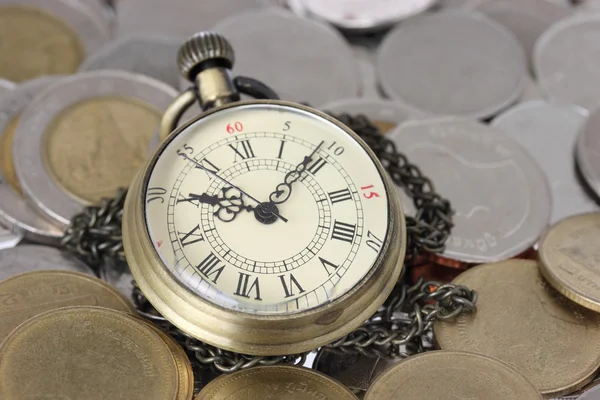 Concetto finanziario, vecchio orologio con monete — Foto Stock