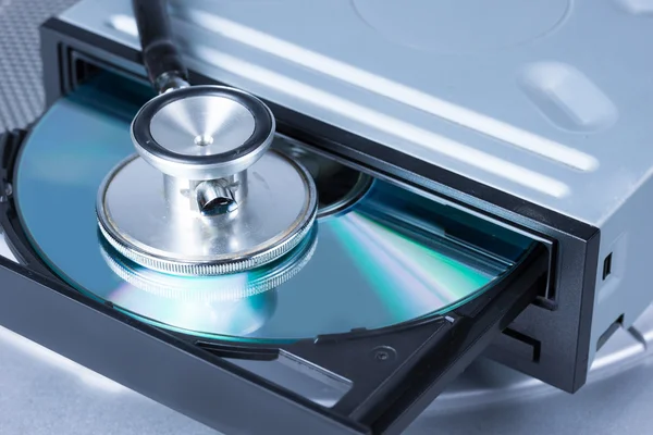 Médical, stéthoscope avec plateau DVD ouvert — Photo