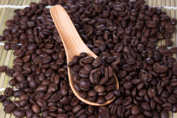 木のスプーンで焙煎したコーヒー豆 — ストック写真