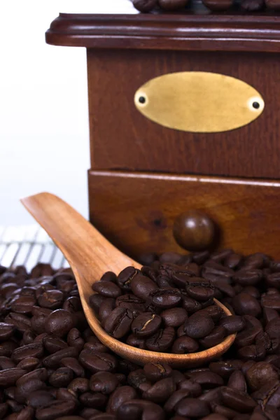 木のスプーンで焙煎したコーヒー豆 — ストック写真