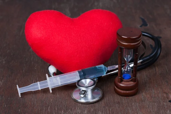 Медицинская, группа предметов на деревянном столе. красное сердце, стетоскоп , Лицензионные Стоковые Изображения