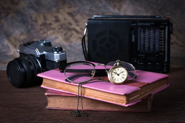 Gruppo di oggetti su tavolo in legno. vecchio orologio, radio retrò, fotocamera , — Foto Stock