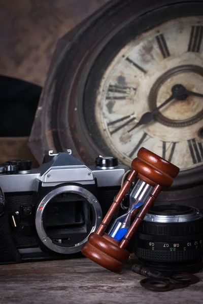 Grupo de objetos sobre mesa de madera. reloj de madera antiguo, reloj de arena , —  Fotos de Stock