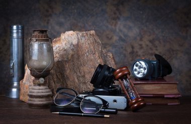 ahşap masa üzerindeki nesnelere grup. Eski saat, eski kitaplar, rock, glas
