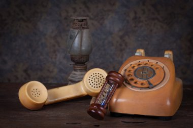 kum saati ve eski telefon