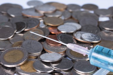 Finansal kavramı, şırınga ile sikkeler