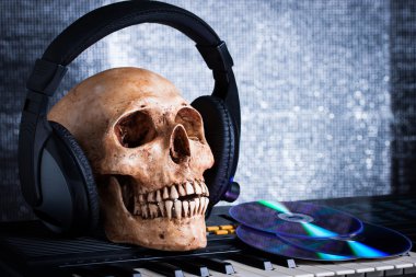 insan kafatası earphones ile