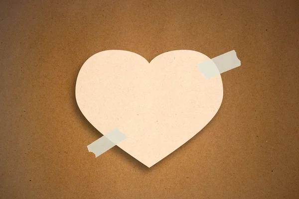 Nota appiccicosa su fondo legno, forma di cuore — Foto Stock