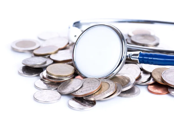 Финансовая концепция, стетоскоп с монетами — стоковое фото