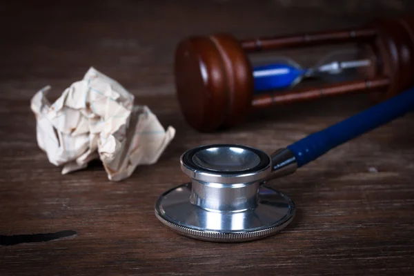 Concepto médico, estetoscopio con reloj de arena — Foto de Stock